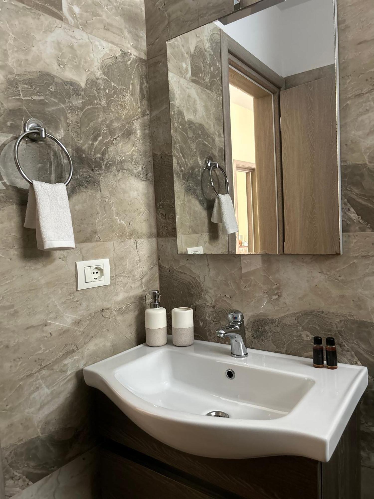 Elizabeth Apartments Himarë Dış mekan fotoğraf